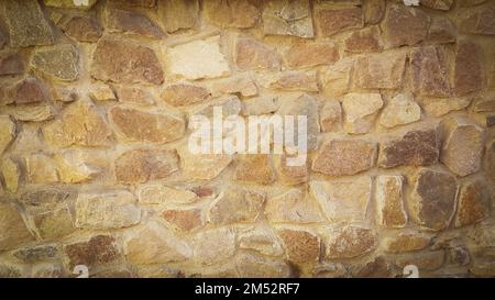 primo piano. un frammento di un muro di pietra. Foto Stock