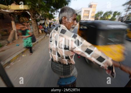 Viaggiare su un rikshaw ciclabile a Madurai, Tamil Nadu, India. Foto Stock