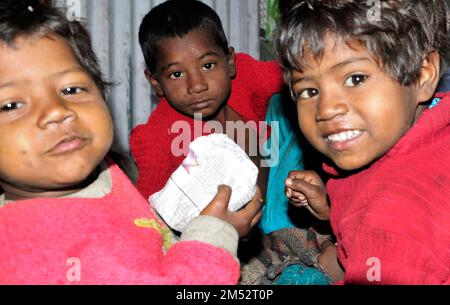 Una famiglia senza tetto che si sta riscaldando per le strade di Kolkata, India. Foto Stock