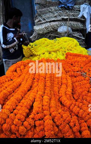 Mallick Ghat è uno dei più grandi mercati di fiori in Asia. Scene di prima mattina al mercato di Kolkata, Bengala Occidentale, India. Foto Stock