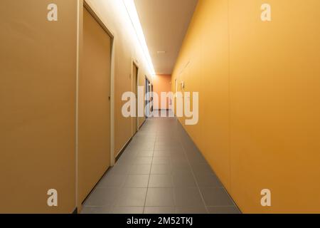 Il Corridoio di una clinica odontoiatrica con più scatole e la sala radiologica Foto Stock