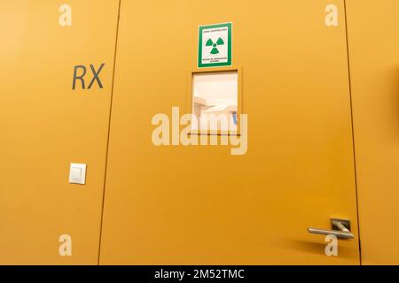 Il Corridoio di una clinica odontoiatrica con più scatole e la sala radiologica Foto Stock