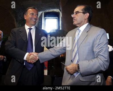 Repertorio fotografico, Italia. 25th Dec, 2022. NAPOLI, CONGRESSO INTERNAZIONALE DI PRIMAVERA ARABA ED EUROPA NELLA FOTO IL MINISTRO DEGLI ESTERI FRANCO FRATTINI, IL PRIMO MINISTRO LIBICO JIBRIL MAHMUD (NAPOLI - 2011-06-17, Napolipress/Fotogramma/giacominofoto) ps la foto può essere utilizzata nel contesto in cui è stata scattata, E senza intento diffamatorio della decenza delle persone rappresentate solo uso Editoriale Credit: Independent Photo Agency/Alamy Live News Foto Stock