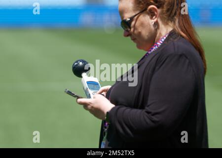 Sydney, Australia. 24th Dec 2022. I funzionari dello stadio che prendono le letture ambientali con un registratore di dati con igrometro a termometro portatile Omega prima della partita tra il Sydney FC e i Wanderers allo stadio Allianz il 24 dicembre 2022 a Sydney, Australia Credit: IOIO IMAGES/Alamy Live News Foto Stock