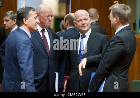 CONSIGLIO AFFARI GENERALI A BRUXELLES. IL MINISTRO DEGLI ESTERI FRANCO FRATTINI, IL MINISTRO DEGLI ESTERI OLANDESE URIEL ROSENTHAL, IL SEGRETARIO DI STATO BRITANNICO WILLIAM HAGUE E IL MINISTRO DEGLI ESTERI SLOVENO SAMUEL ZBOGAR BRUXELLES (BELGIO), 31 GENNAIO 2011. -- da sinistra a destra: Il Ministro degli Esteri italiano Franco FRATTINI ha incontrato il Ministro degli Esteri olandese Uriel 'Uri' ROSENTHAL, il Segretario di Stato britannico per gli Affari Esteri e del Commonwealth William Jefferson HAGUE e il Ministro degli Esteri sloveno Samuel ZBOGAR, preposto al Consiglio dei Ministri degli Esteri dell'UE. Foto: Foto Stock