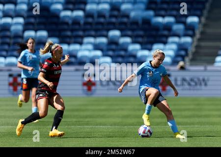 Sydney, Australia. 24th Dec 2022. Mackenzie Hawkesby del Sydney FC controlla la palla durante la partita tra il Sydney FC e i Wanderers all'Allianz Stadium il 24 dicembre 2022 a Sydney, Australia Credit: IOIO IMAGES/Alamy Live News Foto Stock