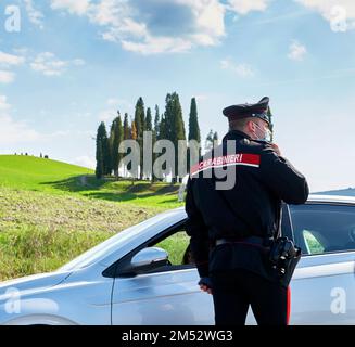 Poliziotto che ferma l'auto sulle strade locali in Toscana Foto Stock