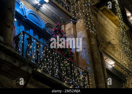 Albero di Natale esposto in un balcone del nuovo Hotel Imperiale costruito in stile neoclassico europeo nel 1889, di proprietà della Chiesa Greco Ortodossa situata in Piazza Omar Ibn al-Khattab vicino a porta Jaffa n Gerusalemme, Israele Foto Stock