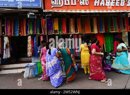 Donne Tamil che comprano saris nella vibrante città vecchia di Madurai, Tamil Nadu, India. Foto Stock