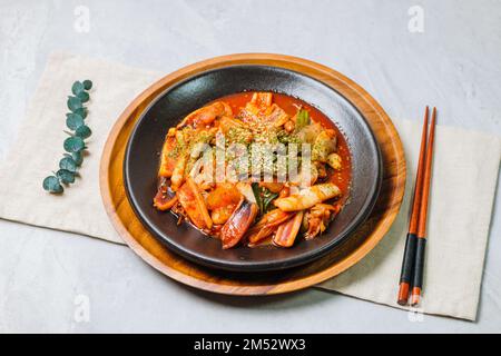 Cucina coreana Squid fritto da Stir, ojingeobokkeum : Squid fritto in padella con cipolle, carote e cavolo in una miscela piccante di gochujang e peperoncino rosso in polvere Foto Stock