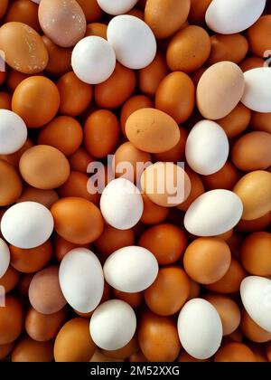 Una vista dall'alto delle uova marroni e bianche in un mercato locale Foto Stock