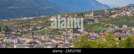 Veduta aerea della valle da Chiuro, Valtellina Italia, sullo sfondo le alpi Bergamasche e le prealpi Foto Stock
