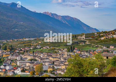 Veduta aerea della valle da Chiuro, Valtellina Italia, sullo sfondo le alpi Bergamasche e le prealpi Foto Stock