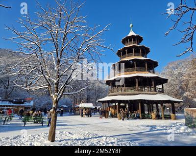 Mercatini di Natale nella neve a Chinesischer Turm a Monaco di Baviera, Germania Foto Stock