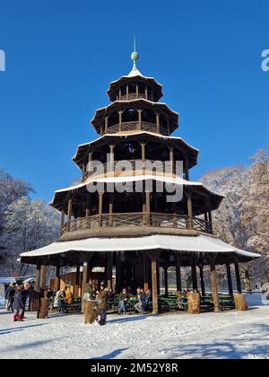 Mercatini di Natale nella neve a Chinesischer Turm a Monaco di Baviera, Germania Foto Stock