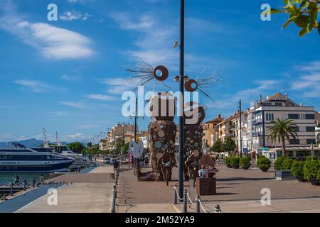 CAMBRILS, SPAGNA-OTTOBRE 13 2022: El Pla de les Serenes sculture e arte sul lungomare Cambrils Spagna, Costa Dorada Foto Stock