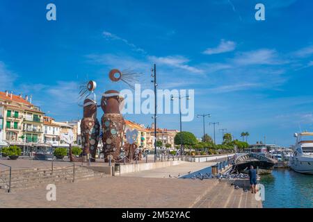 CAMBRILS, SPAGNA-OTTOBRE 13 2022: El Pla de les Serenes sculture e arte sul lungomare Cambrils Spagna, Costa Dorada Foto Stock