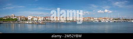 CAMBRILS, SPAGNA-OTTOBRE 13. 2022: Vista sul porto di Cambrils e sul lungomare della città con Torre del Port e le barche sulla Costa Dorada, Tarragona Foto Stock