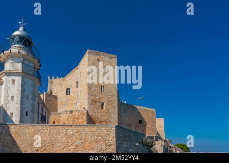 Castello di Peniscola con il faro nella costa del azahar a Castellon, comunità valenciana in Spagna Foto Stock