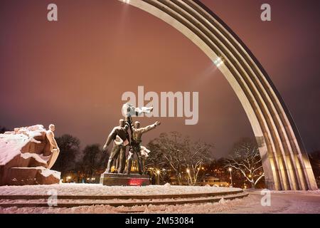 Paesaggio invernale. L'Arco dell'amicizia dei popoli a Kiev, Ucraina. Foto Stock