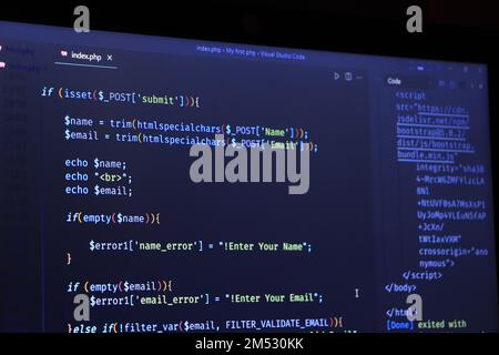 Codice HTML sullo schermo del laptop, schermo del computer di codice Python, sviluppo del codice binario di programmazione, pagina digitale del sito web di Art design, codice binario Python Foto Stock