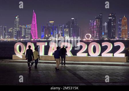 West Bay, Corniche. 4th Dec, 2022. Impressioni da Doha/Qatar il 4th dicembre 2022. Skyline, grattacieli, scritta Qatar 2022. FIFA Fan Fest a West Bay, Corniche. Coppa del mondo di Calcio 2022 in Qatar dal 20,11. - Dalle 18.12.2022 alle Credit: dpa/Alamy Live News Foto Stock