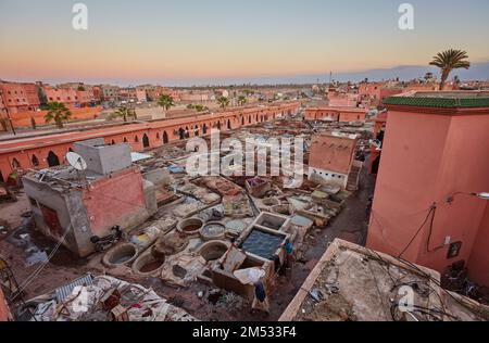 Lavoratori all'interno della conceria tradizionale a Marrakech, Marocco Foto Stock