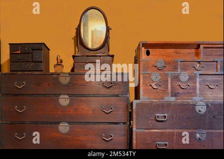 Antichi mobili giapponesi in legno presso il Museo di Storia e Folklore di Miyajima, l'isola di Itsukushima, la prefettura di Hiroshima, Giappone. Foto Stock