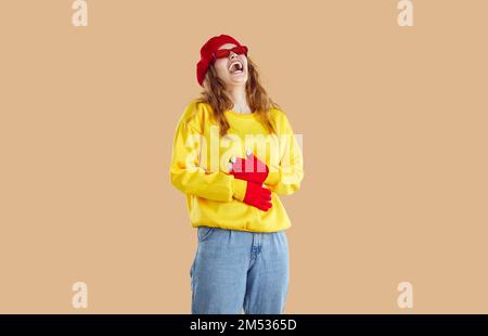 Ragazza vestita in stile 1980s posa in studio isolato su sfondo bianco. Foto Stock