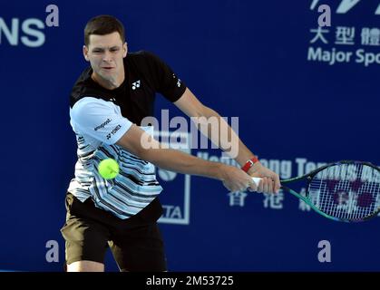 Hong Kong, Cina. 25th Dec, 2022. Hubert Hurkacz della Polonia torna contro Cameron Norrie della Gran Bretagna durante la loro partita finale all'Hong Kong International Tennis Challenge 2022 di Hong Kong, Cina meridionale, il 25 dicembre 2022. Credit: Lo Ping Fai/Xinhua/Alamy Live News Foto Stock