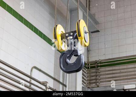 gancio di un carroponte con polvere sospesa illuminata dalla luce di fondo Foto Stock