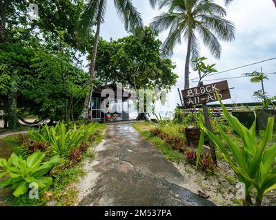 Redang, Malesia - 10 maggio 2022 : Beach resort hotel decorazione paesaggio con palme. Foto Stock