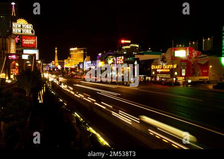 Un bellissimo scatto delle strade di Las Vegas di notte Foto Stock