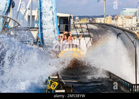 BRIGHTON, GRAN BRETAGNA - 16 SETTEMBRE 2014: I visitatori non identificati si divertono presso le attrazioni acquatiche del molo di Brighton. Foto Stock