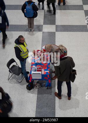 Volontario per appello di Poppy vendendo i papaveri, per la Legione britannica reale Foto Stock