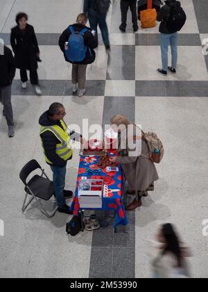 Volontario per appello di Poppy vendendo i papaveri, per la Legione britannica reale Foto Stock