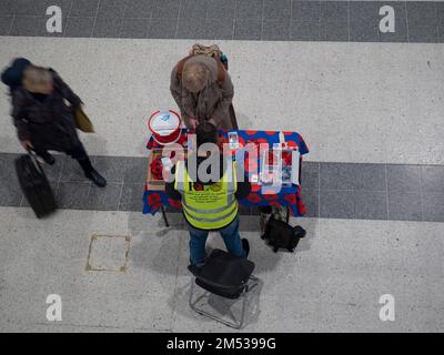 Volontario per appello di Poppy vendendo i papaveri, per la Legione britannica reale Foto Stock