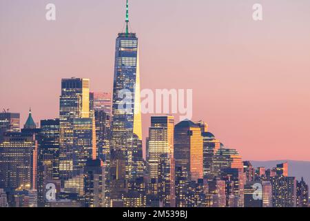 Lo skyline degli edifici di Manhattan a New York ha dettagliato la lunga esposizione della città americana famosa in tutto il mondo e della destinazione di viaggio, copia gli sfondi dello spazio risorse banner. Foto Stock