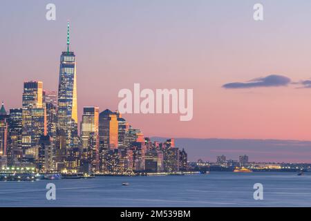 Lo skyline degli edifici di Manhattan a New York ha dettagliato la lunga esposizione della città americana famosa in tutto il mondo e della destinazione di viaggio, copia gli sfondi dello spazio risorse banner. Foto Stock