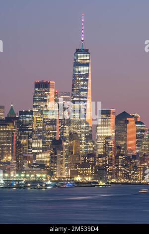 Lo skyline degli edifici di Manhattan a New York ha dettagliato la lunga esposizione della città americana famosa in tutto il mondo e della destinazione di viaggio, copia gli sfondi dello spazio risorse banner. Foto Stock