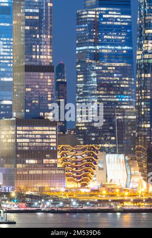 Lo skyline degli edifici di Manhattan a New York ha dettagliato la lunga esposizione della città americana famosa in tutto il mondo e della destinazione di viaggio, copia gli sfondi dello spazio risorse banner. Foto Stock