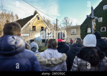 Krasny Les, Repubblica Ceca. 25th Dec, 2022. Dopo una pausa di due anni, un orologio astronomico con 12 apostoli dal vivo è stato lanciato a Krasny Les, Repubblica Ceca, il 25 dicembre 2022. Secondo gli organizzatori, è unico al mondo. Credit: Vit Cerny/CTK Photo/Alamy Live News Foto Stock