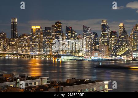 Lo skyline degli edifici di Manhattan a New York ha dettagliato la lunga esposizione della città americana famosa in tutto il mondo e della destinazione di viaggio, copia gli sfondi dello spazio risorse banner. Foto Stock