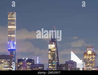 Lo skyline degli edifici di Manhattan a New York ha dettagliato la lunga esposizione della città americana famosa in tutto il mondo e della destinazione di viaggio, copia gli sfondi dello spazio risorse banner. Foto Stock