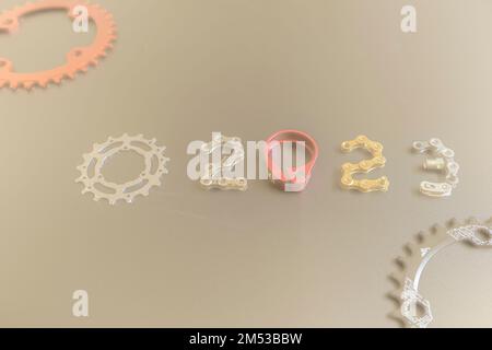 Riassunto 2023 numero dell'illustrazione dal disegno delle parti della bicicletta sullo sfondo dell'effetto di bagliore. Progettazione per molti eventi 2023, San Valentino, anno cinese, ecc. Foto Stock