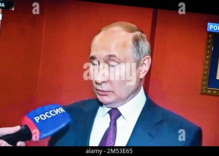 25 dicembre 2022, Cours la Ville, Auvergne Rodano Alpi, Francia: Il presidente della Russia VLADIMIR PUTIN parla con un giornalista, sulla TV russa, della situazione nella guerra contro l'Ucraina. Nel corso di questa intervista, PUTIN ha affermato che l'obiettivo dell'Occidente è quello di "separare la Russia”. Qualche giorno fa PUTIN ha parlato ad alta voce di una 'guerra' invece di una 'operazione militare speciale' (Credit Image: © Adrien Fillon/ZUMA Press Wire) Credit: ZUMA Press, Inc./Alamy Live News Foto Stock