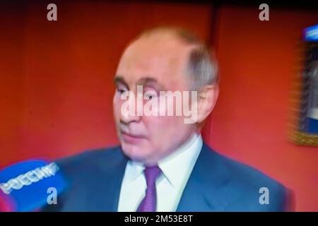 25 dicembre 2022, Cours la Ville, Auvergne Rodano Alpi, Francia: Il presidente della Russia VLADIMIR PUTIN parla con un giornalista, sulla TV russa, della situazione nella guerra contro l'Ucraina. Nel corso di questa intervista, PUTIN ha affermato che l'obiettivo dell'Occidente è quello di "separare la Russia”. Qualche giorno fa PUTIN ha parlato ad alta voce di una 'guerra' invece di una 'operazione militare speciale' (Credit Image: © Adrien Fillon/ZUMA Press Wire) Credit: ZUMA Press, Inc./Alamy Live News Foto Stock