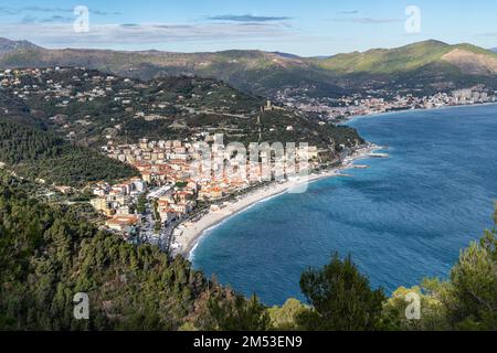 Una veduta aerea della costa panoramica di Noli, Ligura, Savona, Italia Foto Stock