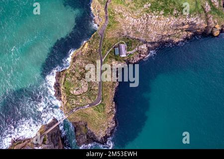 Vista aerea del porto di Ballintoy vicino al Selciato del gigante, contea. Antrim, Irlanda del Nord, Regno Unito. Foto Stock