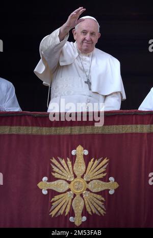 Stato della Città del Vaticano, Vatikanstadt. 25th Dec, 2022. Papa Francesco Urbi et Orbi giorno di Natale di San Basilica di Pietro in Vaticano, 25 dicembre 2022 Credit: dpa/Alamy Live News Foto Stock